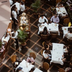 Güzel bir yerde yemek yemek