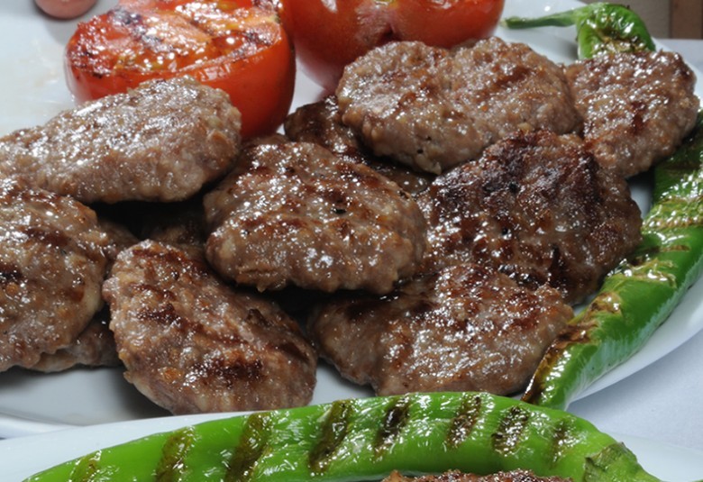 Köftelerinizin daha güzel pişmesi için pişirmeden önce ortasına bir boşluk açabilirsiniz.