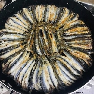 Tavada yanmış balık kokusunu geçirmek için 1 yemek kaşığı Türk kahvesini tavada kavurabilirsiniz.