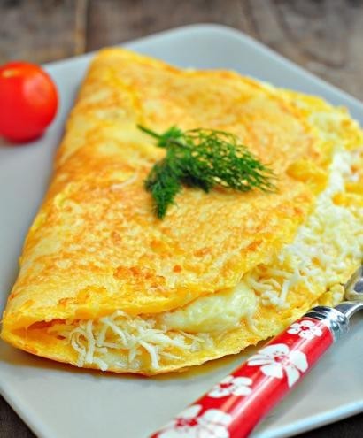 Yaptığınız omletin daha kabarık olması için, mısır unu ve suyu karıştırarak yaptığınız karışımı yumurtaya ilave edebilirsiniz.