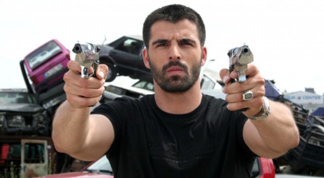 Çift silahla etrafı Maraz Ali,Polat Alemdar gibi cool şekilde taramak.