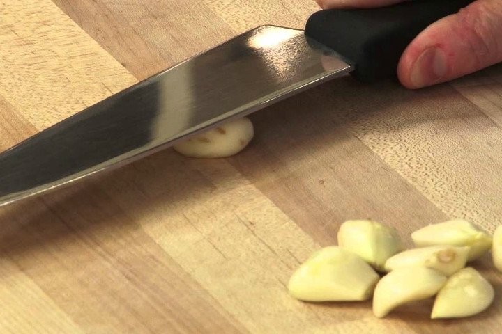 Sarımsakları bıçakla ezmek.