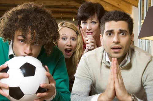 Arkadaşın en sinir olduğun takımın taraftarı ve onla beraber maç izliyorsunuz.Gol attılar ve senle dalga geçiyor.