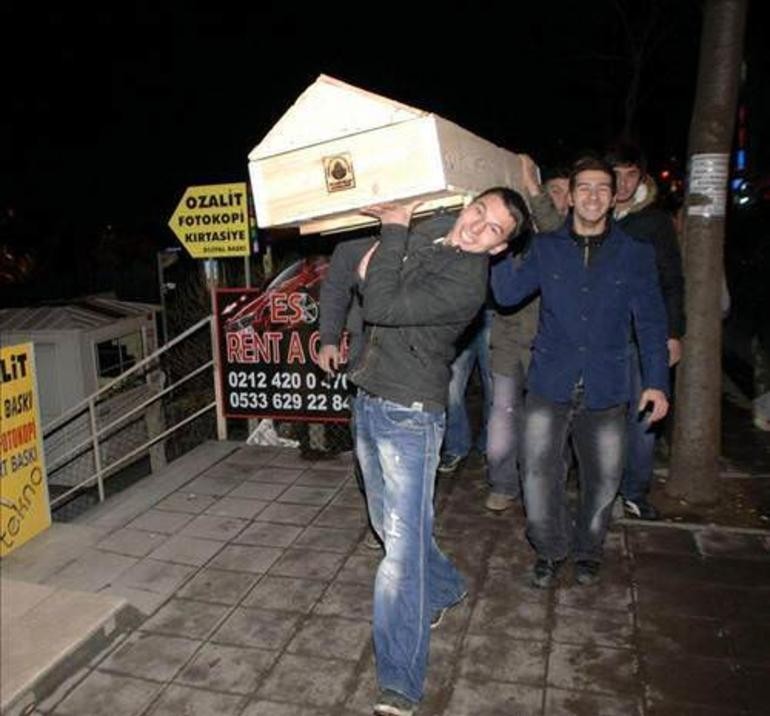 5-Avcılar'da silah çekerek intihar edeceğini söyleyen genci 3 saat konuşup ikna edemeyen vatandaşlar gence tabut fırlatalı 6 yıl oldu.