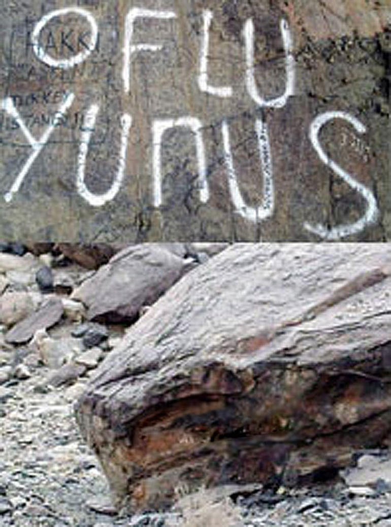  7-Kur'an-ı Kerim'in indiği Hira dağındaki mağaranın duvarına beyaz boyayla "Oflu Yunus" yazılalı 11 yıl oldu.
