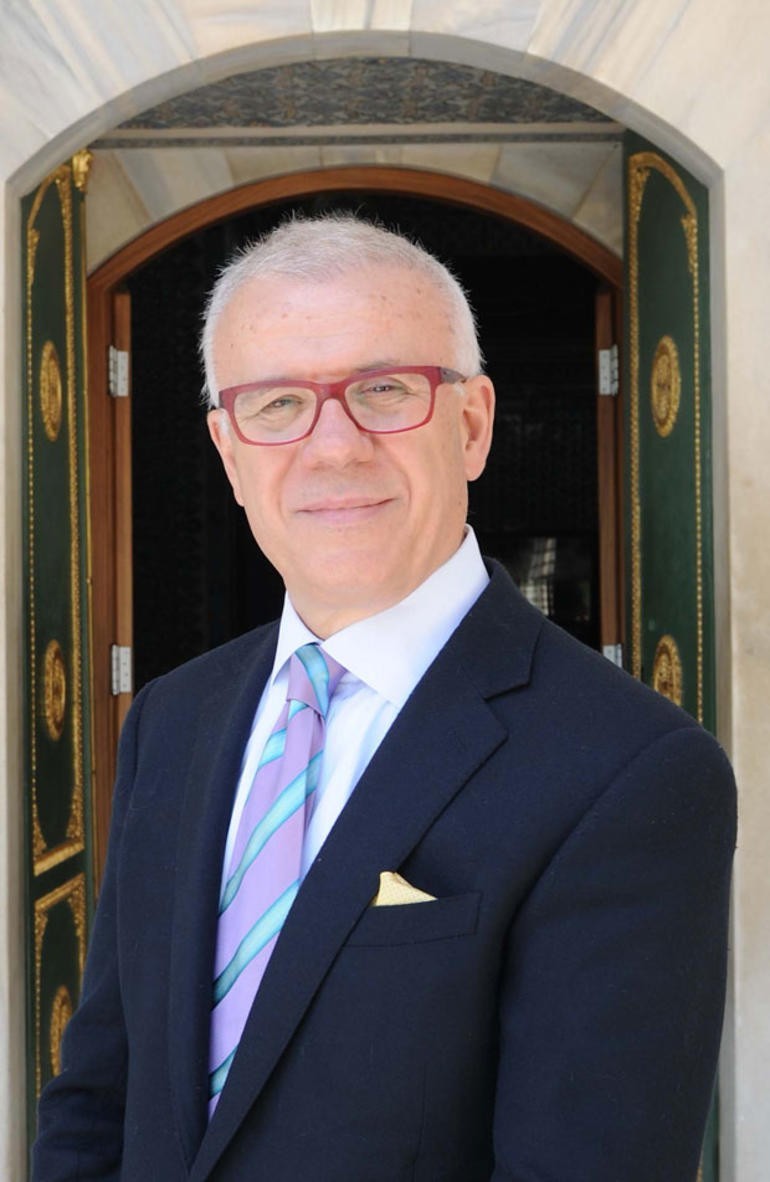 8-Çetin Emeç'in mezarı başında yapılan anmaya imam yetişemeyince, Ertuğrul Özkök, kendi iphone'undan Fatiha duası dinleteli 8 yıl oldu.