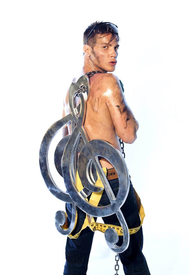 10-Geccecom'un en başarılı kadın ödülünü vermek için sahneye çıkan Sinan Akçıl, "bu ödülü aldığım için teşekkür ederim" diyeli 5 sene oldu.