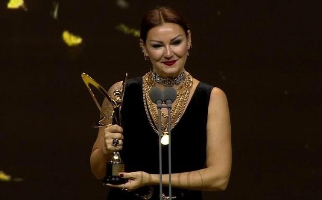 EN İYİ KOMEDİ DİZİSİ KADIN OYUNCU : PINAR ALTUĞ