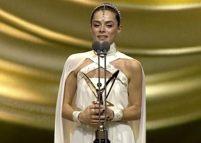 EN İYİ KADIN OYUNCU : ÖZGE ÖZPİRİNÇCİ