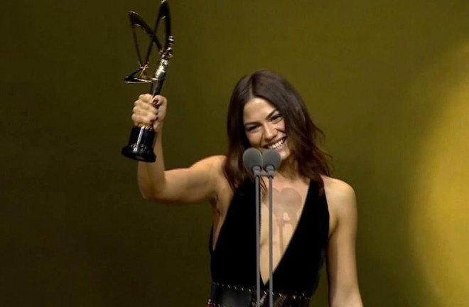 EN İYİ ROMANTİK KOMEDİ DİZİSİ KADIN OYUNCU : DEMET ÖZDEMİR