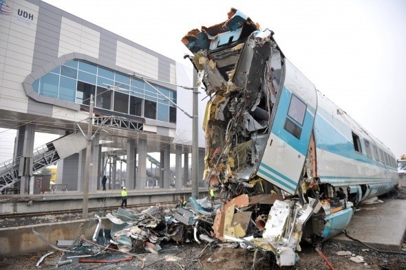 Kaza yapan tren vagonları kullanılmaz hale gelmişti