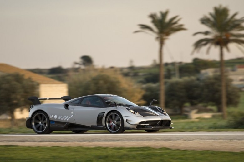 PAGANI HUAYRA BC : 383 km/s