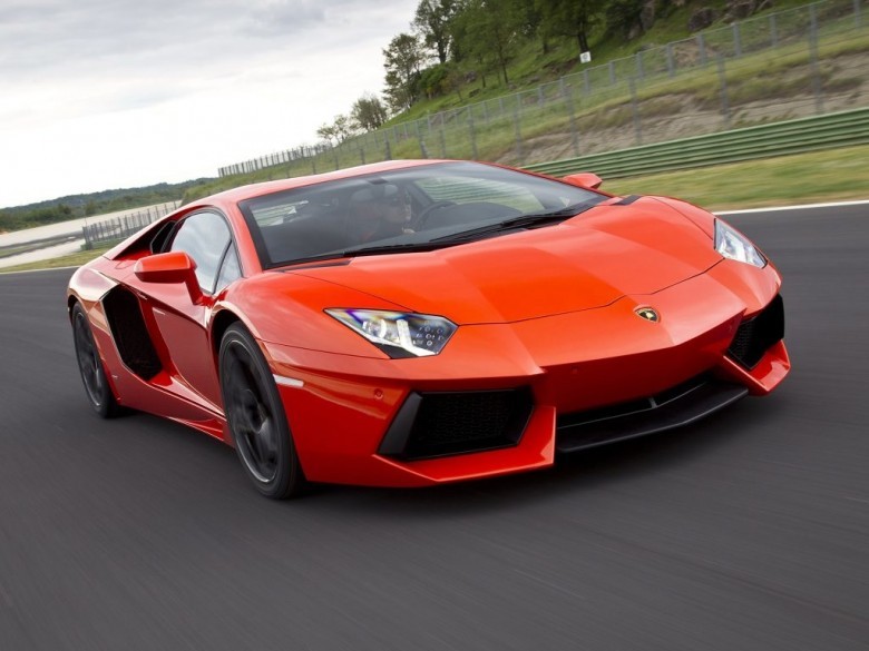 LAMBORGHINI AVENTADOR LP 700-4 : 349 km/s