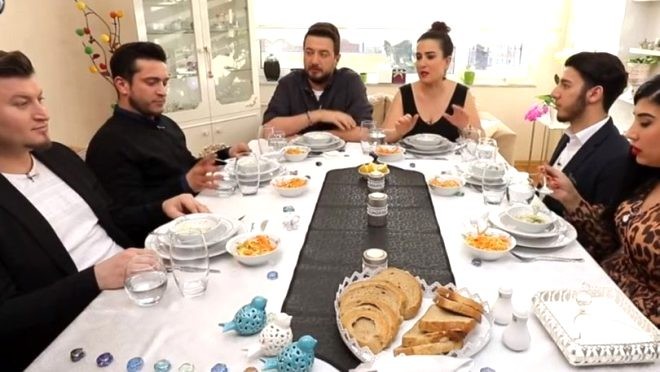 1. Yemekteyiz Ve Birçok Programın Dış Sesi