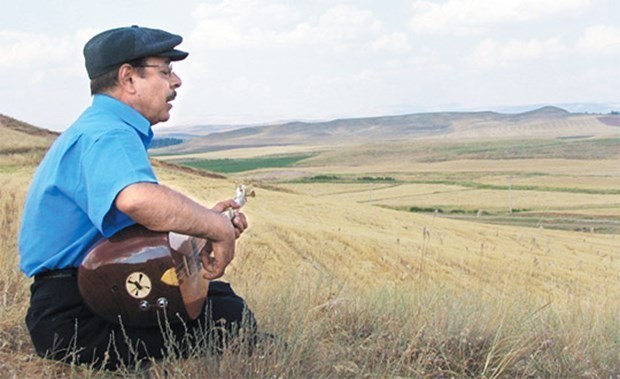 İstanbul'u bir türlü sevemeyen Ertaş, Ankara’ya döndü ve evlendi. İki çocuğu oldu.