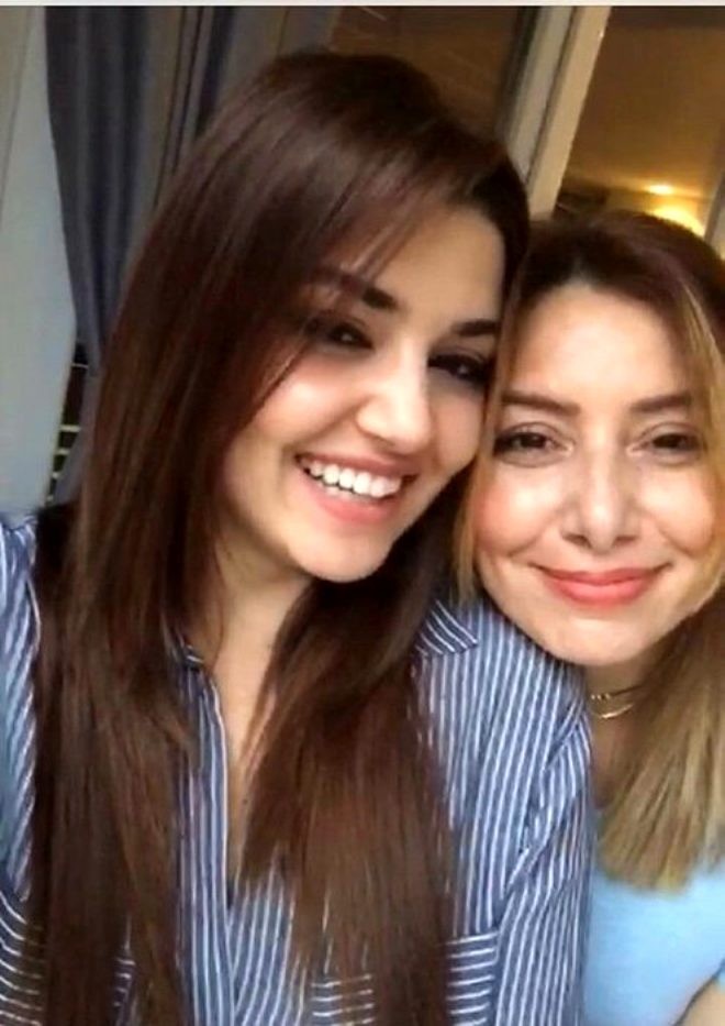 Hande Erçel ve annesi