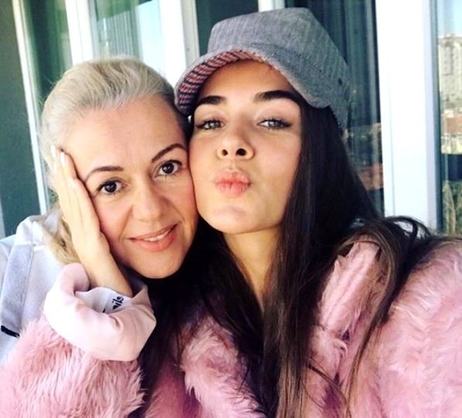 Bensu Soral ve annesi