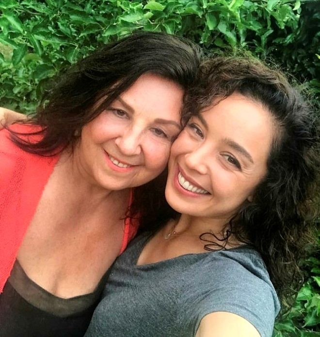 Azra Akın ve annesi