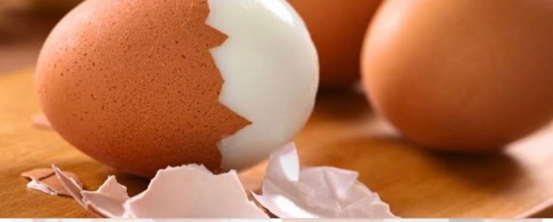 Haşlanmış yumurtanın kabuğunu kolay soymak için haşlarken sirke veya karbonat ekleyin