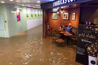 Filipinler'de Sele Karşı Gazete Kahve Keyfi Yaşayan Yaşlı Adam