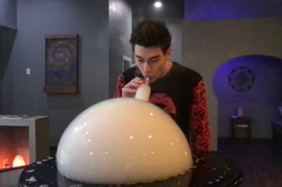 Yaptığı Duman Gösterisiyle Herkesi Şoke Ediyor