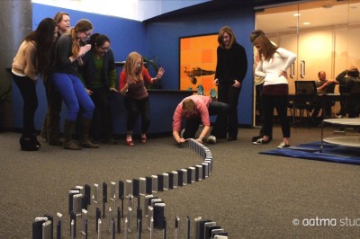 10,000 iPhone İle Yapılan Dominonun Oluşturduğu Muhteşem Görüntü