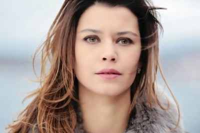 Beren Saat'in Kırmızı Bikinili Fotoğrafı Takipçilerinden Tam Not Aldı