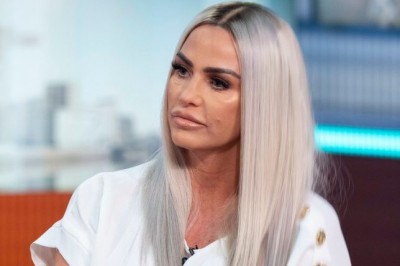 Katie Price Osmanlı Torununa Davet Sırasında Göğüslerini Gösterdi