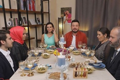 Yemekteyiz Programının Kamera Arkasındaki Ses Kime Ait İşte Detaylar !