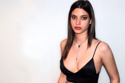 Defne Samyeli'nin Kızı Derin Talu'nun Haç İşaretli Kolyesi Büyük Tepki Çekti