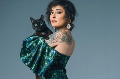 Melek Mosso Sahneden İndirildi