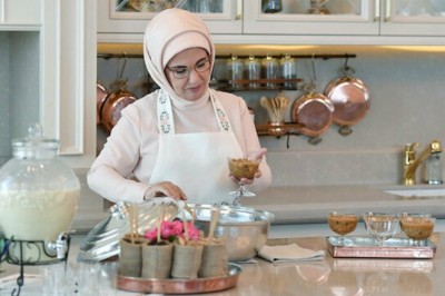 Cumhurbaşkanı Recep Tayyip Erdoğan’ın eşi Emine Erdoğan, Sosyal Medya Üzerinden Pekmezli Aşure Tarifi Verdi