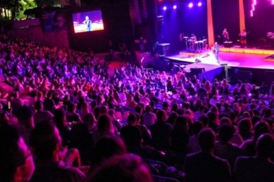 Ünlü Şarkıcının Konseri İstenmeyen Görüntülerle Gündemde