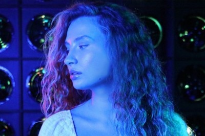 Irmak Arıcı'nın Yeni Parçası Çıktı!