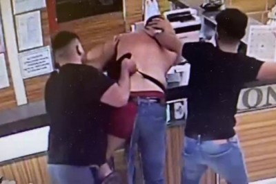 Esenyurt’ta 5 kişi bir adamı sokak ortasında tekme tokat dövdü