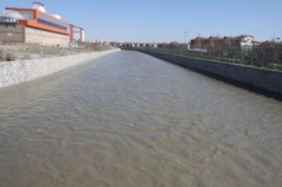 Başkentte etkili olan sağanak, seli de beraberinde getirdi