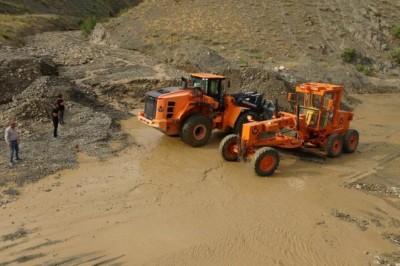 Selden dolayı kapanan Yüksekova-Van karayolu ulaşıma açıldı