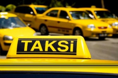 Alkollü şahsın taksi durağına saldırı anı kameraya yansıdı