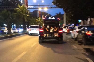 Çocukların tehlikeli yolculuğu kameraya yansıdı