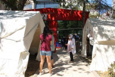 Manisa’da randevusuz aşı çadırına büyük ilgi