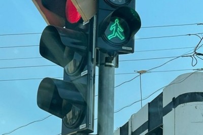 Osmaniye’de aşırı güneşten dolayı trafik ışıklarını görmekte zorlanan vatandaşlar ışıklara kartondan gölgelik yaptı.