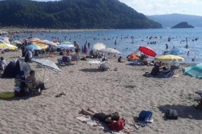 Uyarılara aldırmadılar dalgaların arasında kaldılar