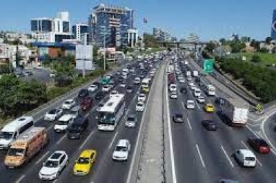 TEM’de 2 tır ve 1 kamyon çarpıştı: 1 ölü, 2 yaralı