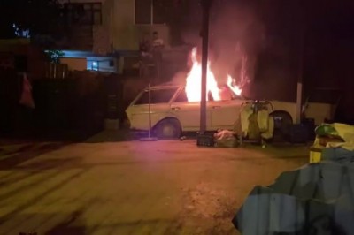 Bursa’da bir otomobil mahallenin ortasında alev alev yandı