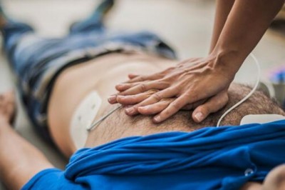 Esenyurt’ta araba çarpan bisikletli çocuğa yerde dakikalarca kalp masajı yapıldı