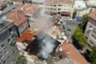 Fatih’te korkutan çatı yangını