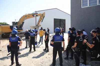 Kaçak fabrika binası ikinci kez yıkıldı