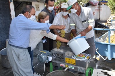 Tarsus Belediyesi'nden vatandaşlara üzüm sıkma ve salça makinası