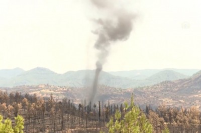 Manavgat’ta yangın alanındaki küçük hortum korkuttu