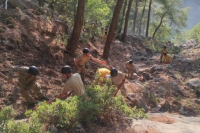 Mehmetçik, Isparta Valiliği’nin talebi üzerine Eğirdir’deki yangın soğutma çalışmalarına destek oluyor